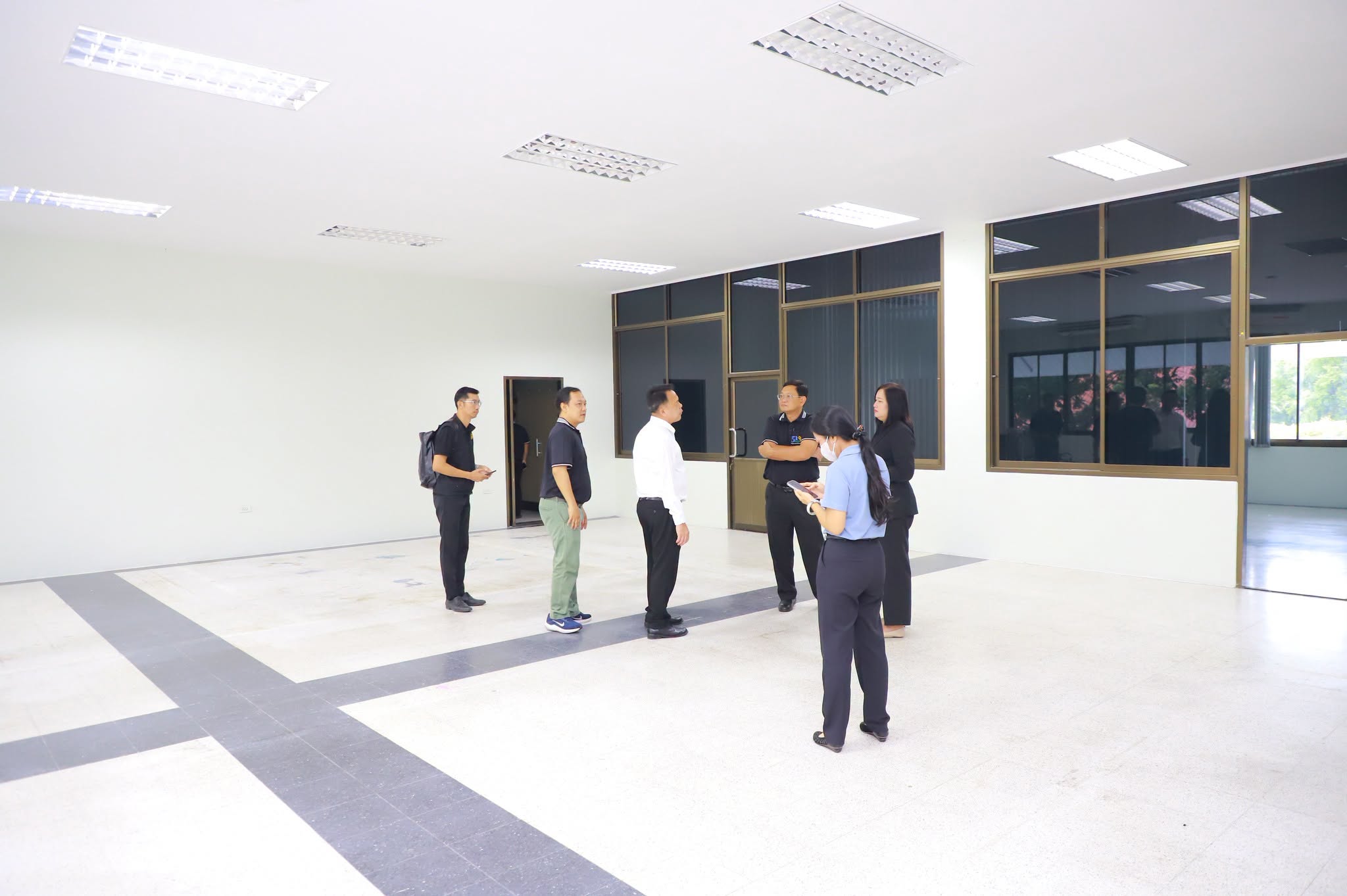 title - รองเลขาธิการ ส.ป.ก. พร้อมคณะลงพื้นที่ตรวจเยี่ยม และตรวจความพร้อมกรณีย้ายสถานที่ทำงาน เนื่องจากปรับปรุงอาคารสถานที่ (ชั่วคราว)